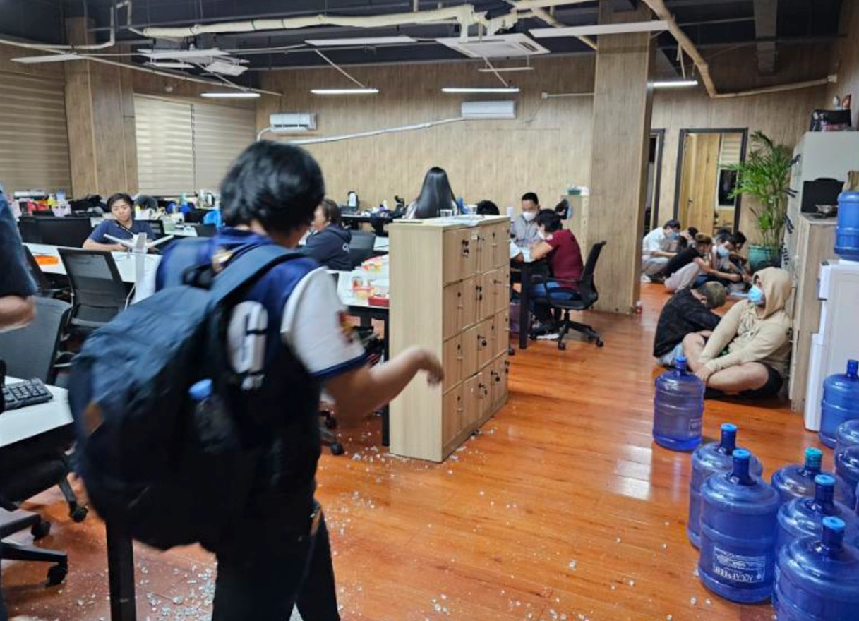 Cảnh sát ập vào một toà nhà tại  thành phố Las Pinas để giải cứu các nạn nhân. (Nguồn ảnh: Philippine National Police Anti-Cybercrime Group)